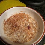 Cooked oats and raisins and cinnamon