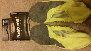 Feetures Max Cushion Elite Tabbed Running Socks left and right from bottom